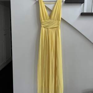 Jättefin gul balklänning från Silvian Heach i storlek XS. Helt oanvänd med lappen kvar🌸