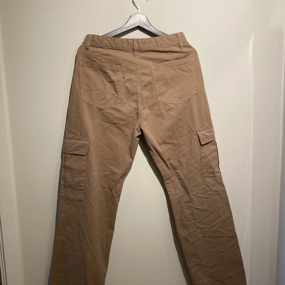 Använda en gång. Kaki/brun/beige färgade. Farkut & Housut.