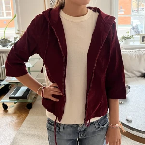 Manchester jacka!  - Snygg jacka i Manchester så cool med luva och trekvartsärm😍😍