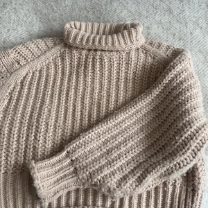Mysig tjock tröja - Säljer denna mysiga tjock tröja eftersom den inte kommer till andvändning längre. Skickar fler bilder privat💕