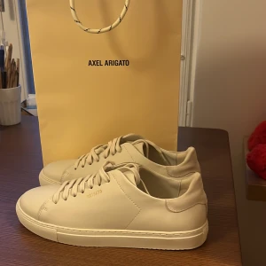 Arigato clean 90 vit - Säljer mina helt oanvända vita arigatos . Köptes för 2250kr på deras hemsida . 