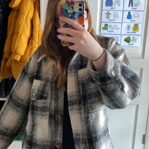 Kappa  - En rutig lite längre kappa från lager 157. Köptes förra året och är as najs. Den är i storlek xs/s men passar m oxå! Säljer då jag har köpt en annan vårjacka 💓