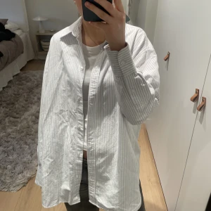 Rutig sommar skjorta  - En randig oversized sommarskjorta köpt på weekday. Säljer då den ej kommit till användning💕
