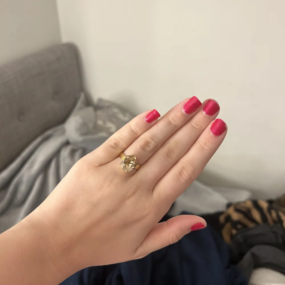 Jättefin ring från Caroline Svedbom, säljs på grund av att jag inte tycker den passar mig. Bra skick 💕. Accessoarer.