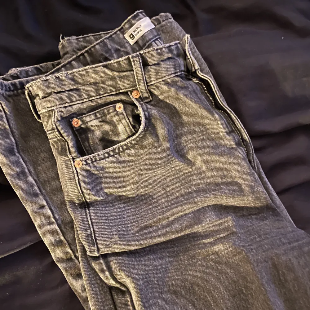 Gina Tricot 90’s hig waist jeans i storlek 38. Använda fåtal gånger vilket innebär nyskick. Köpta för 599kr. Mitt pris 200kr+ frakt. Vid snabb affär kan priset diskuteras.. Jeans & Byxor.