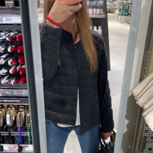 uniqlo jacka - Svart jacka från uniqlo, köpt i höstas, skriv för frågar eller vid intresse! kan gå ner i pris vid snabb affär