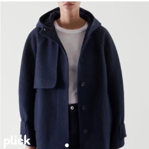 Cos kappa  - Säljer nu min kappa ifrån cos. Den är i mycket bra skick och inte använd fåtal gånger. Den är i storlek 36 och passar mig som vanligtvis har S. Säljer för 1800+frakt men kan diskuteras❣️