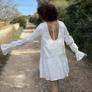 Vit klänning NA-KD  - Säljer denna fina klänning från NA-KD som är helt slutsåld på hemsidan.  Exklusive frakt 