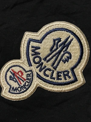 Dubblepatch Moncler T-shirt - Moncler T-shirt dubblepatch i nyskick till saldo.  Färg: svart Pris: 749kr Storlek: M   Riktigt bra kvalite. Kan inte hittas i marknade med liknande pris.  Tvivla inte att skriva om du har några frågor  