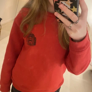Acne tröja - Hej säljer min såå snygga sweatshirt från acne. Den är i superbra skick❤️❤️nypris var ca 2000kr och säljer för 500