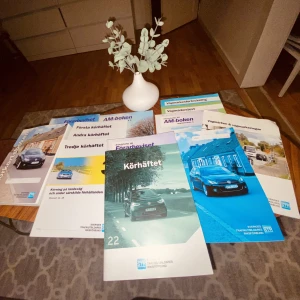 Körkortsböcker - moped klass 2 vägmärken b körkort körhäfte teorihäfte körhäfte 1 körhäfte 2  körhäfte 3 körkortsboken vägmärkesförteckning förarbevis moped klass 2 AM-boken moped klass 1 arbetshäfte till AM-boken moped klass 1 vägmärkestest Fint skick