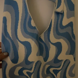 Gina klänning - Säljer denna oanvända Gina klänning, köpt förra sommaren. Sitter som en S men passa större då den är stretchig 