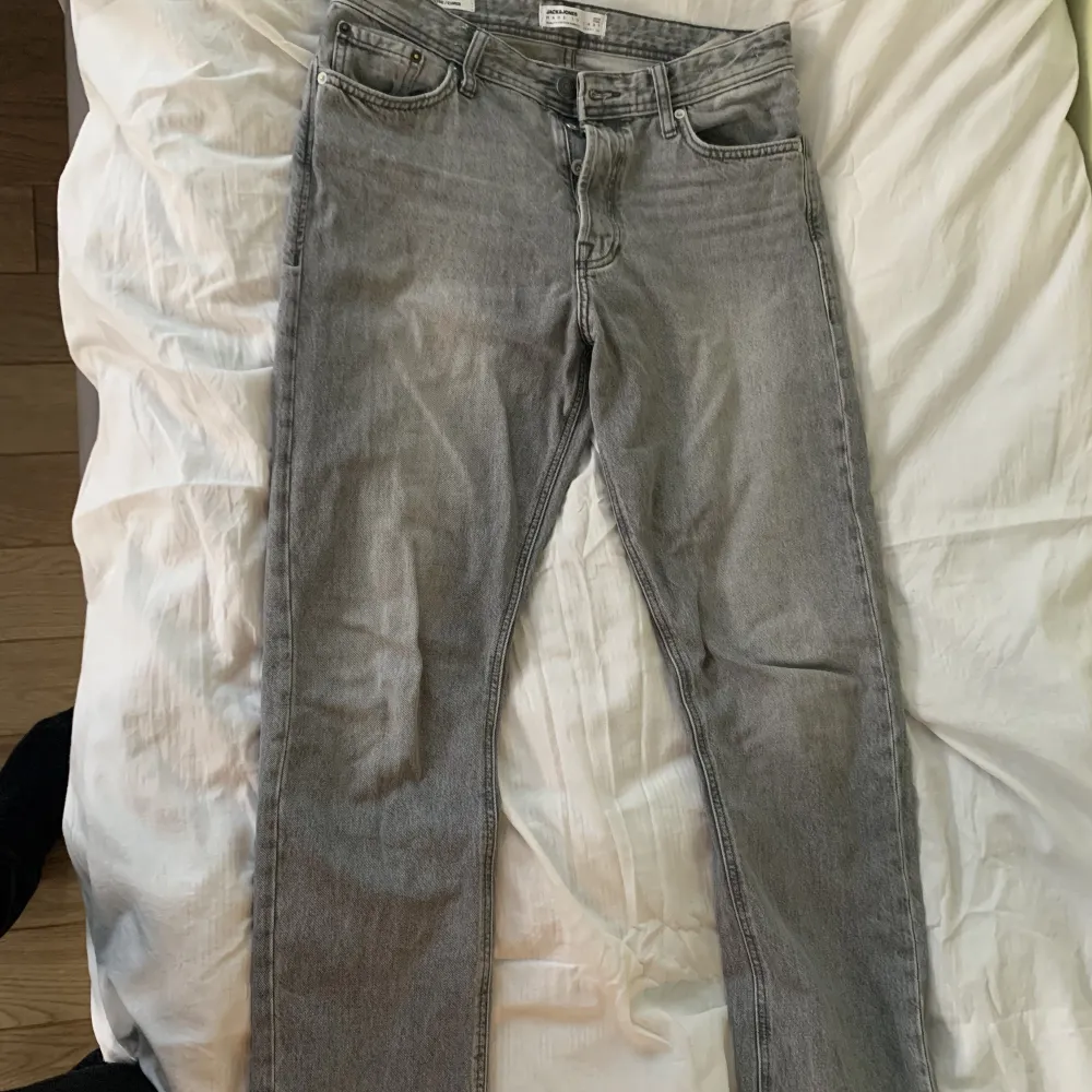 Gråa jack and Jones jeans, väldigt lite använda samt väldigt bra skick, nypris är 600. Storlek W31 L34. Jeans & Byxor.