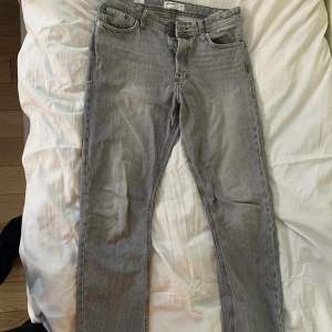 Gråa jack and Jones jeans, väldigt lite använda samt väldigt bra skick, nypris är 600. Storlek W31 L34