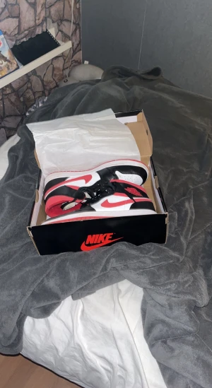 Jordan 1 gym red 45 - Bra använda  Skick 9/10, bara lite defekter som creasing Box tillkommer Storlek 45