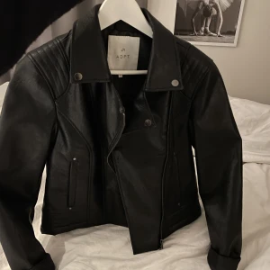 Skinnjacka  - Jättefin oanvänd skinnjacka🤍 Storlek L men sitter mer som en Xs-S