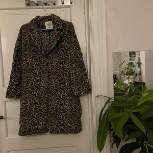Leopardmönstrad kappa🤍 - Leopardmönstrad kappa. Från Zara, storlek XS, oversized. Använd ett fåtal gånger. Kan mötas i Göteborg eller skicka, köparen står för frakt. 