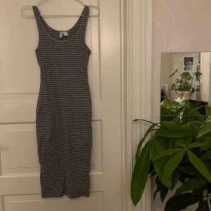 Randig klänning🤍 - Svart och grå randig, ribbad klänning. Från H&M, storlek S. Använd men i gott skick. Kan mötas i Göteborg eller skicka, köparen står för frakt.