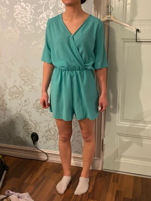 Grön klänning  - Den är grön med ser blå aktiv ut på bilderna.