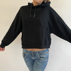Svart hoodie! - Skitnajs svart hoodie med snygg modell från zara.