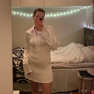 Vit klänning - Säljer denna superfina slutsålda klänning från Moa Mattsons kollektion för nakd, eftersom jag valt en annan till studenten! Helt oanvänd och prislappen sitter kvar☺️ Jag är 163 cm och klänningen är strl 36