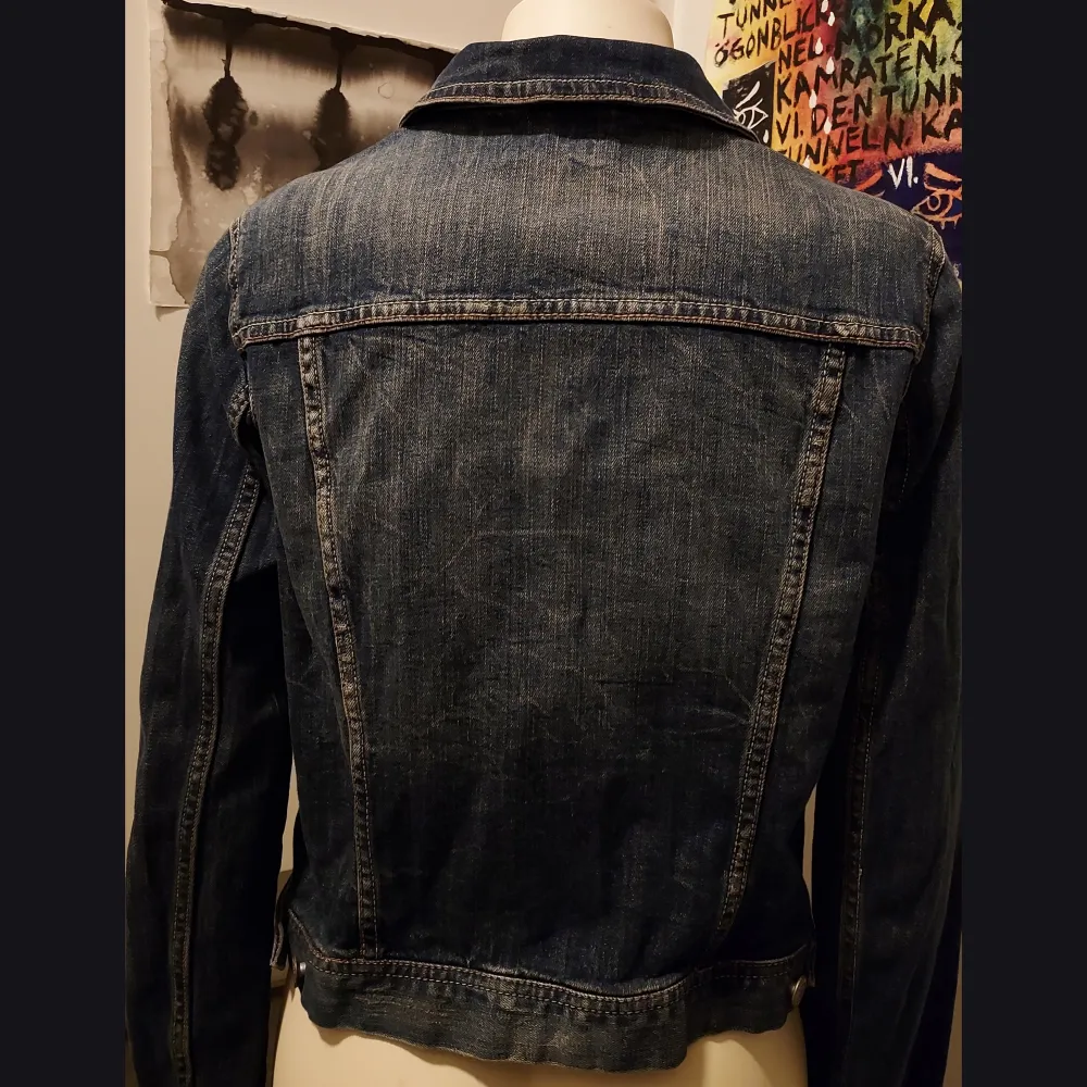 En y2k jeansjacka i storlek 44, men skulle säga att den är mer som en 38, dvs M. Passar till det mesta och ett dunderplagg att ha i garderoben. Eventuell frakt betalas av köparen 💙. Jackor.