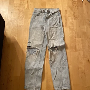 Ljusblåa jeans 💙 - Säljer ett par ljusblåa jeans då dem inte kommer till användning längre. Är använd ett par gånger men är endå i ett gott skick!