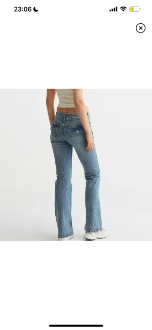 Hm jeans  - Fina jeans med fickor köpte från en tjej här i plick, fina knappt använda för kände att dom inte är min stil, dom är lågmidjade 