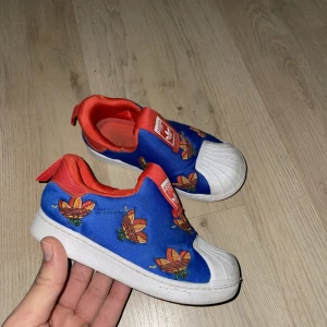 Adidas spiderman skor  - Extremt lätta och bekväma barnskor, en stor favorit hemma. Sälja pga för små! 