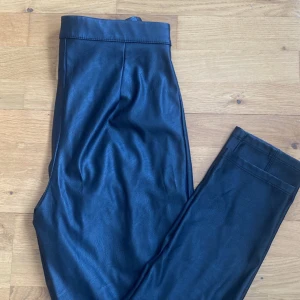 Skinn byxor - Storlek S från gina 
