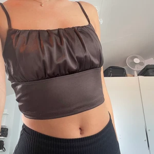 Topp - Säljer denna supersöta topp från HM. Skicka meddelande vid intresse/frågor🌸