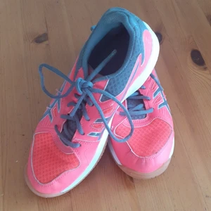 Skor - Asics (Patriot 12) Färg: electric red Något slitet vänster fram Ord pris ca 550kr nu 250kr 