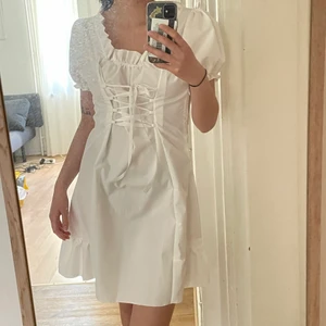 Vit klänning - Supersöt vit sommarklänning som även hade funkat till studenten! 💓 Aldrig använd då den är lite för stor på mig som vanligtvis brukar ha xs 