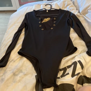 Super fin body med urringning med kedja. - Suuper fin body. Aldrig använd. Kedjan gör så du kan reglera hur möe du vill visa. Lätt material och kedjan är ej tung alls.