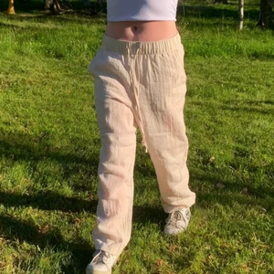 Linnebyxor  - Jätte söta linnebyxor i beige/vit , nästan som nya! 