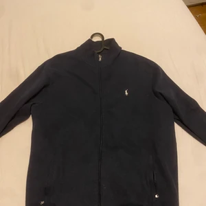 Ralph lauren zip  - Plagget är i utmärkt skick och knappt använt priset är rörligt