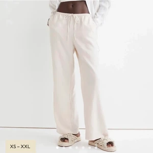 Linnebyxor - Säljer dessa skit snygga linne/satinbyxor ifrån hm, helt slutsålda. Kom med bud!💕💕 Endast använda 1 gång!!