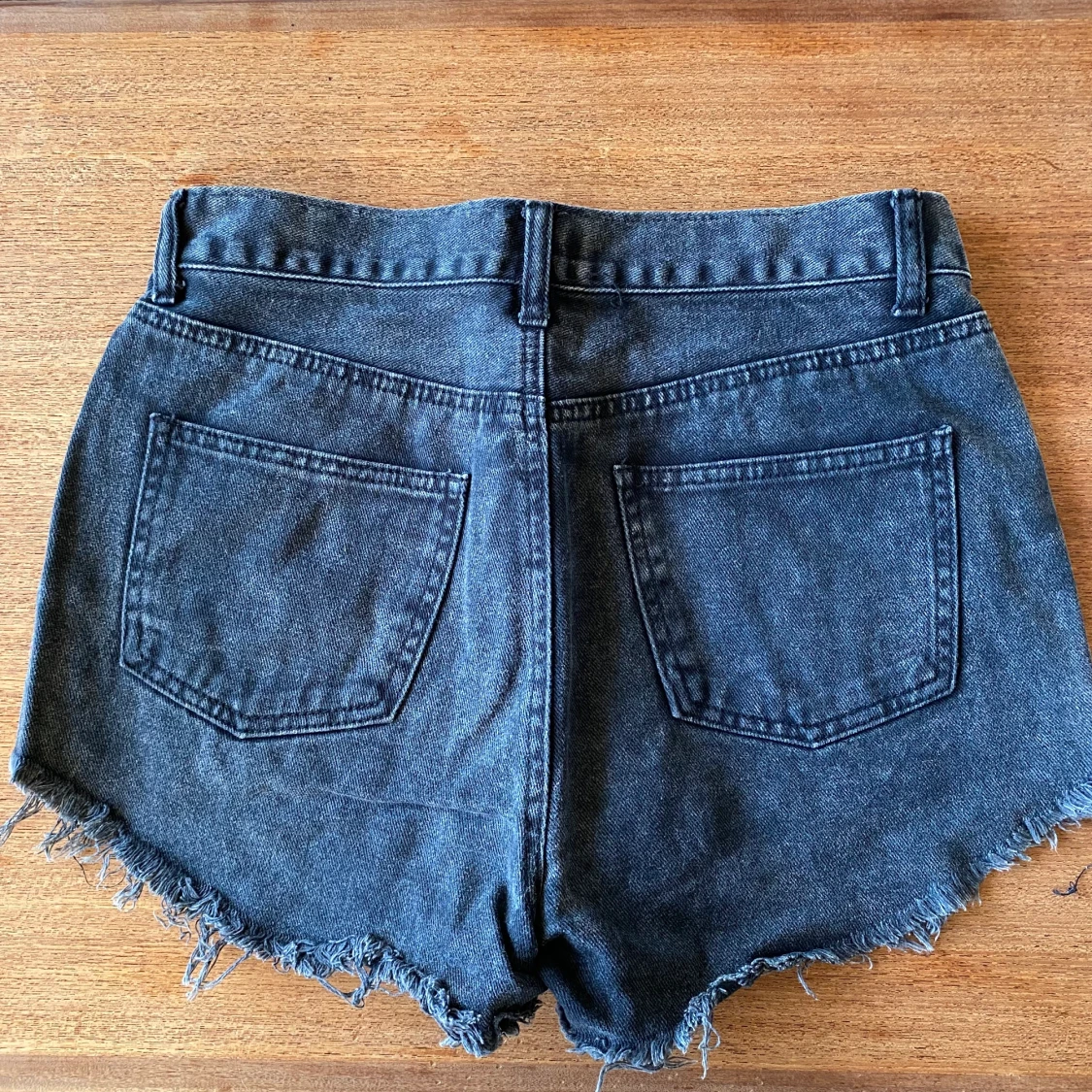 Svarta slitna jeansshorts  - 90