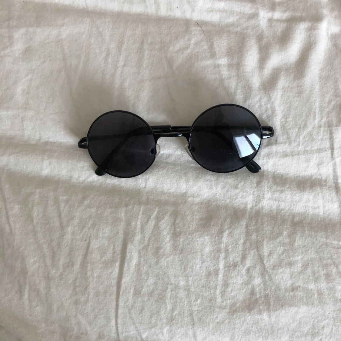 Svart runda solglasögon