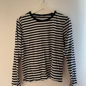 Randig tröja från Monki - Randig tröja från Monki, använd flertal gånger men fortfarande bra skick.