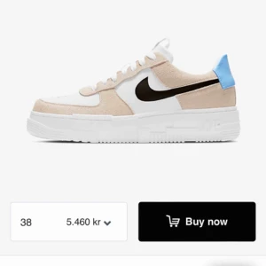  - Säljer mina använda AIR FORCE 1 PIXEL "DESERT SAND" (W), dock mestadels hälen som tagit stryk under våren!
