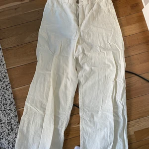 Linnebyxor - Säljer att par linnebyxor från zara. Storlek 40. Använda typ 5 gånger?   De är wide leg