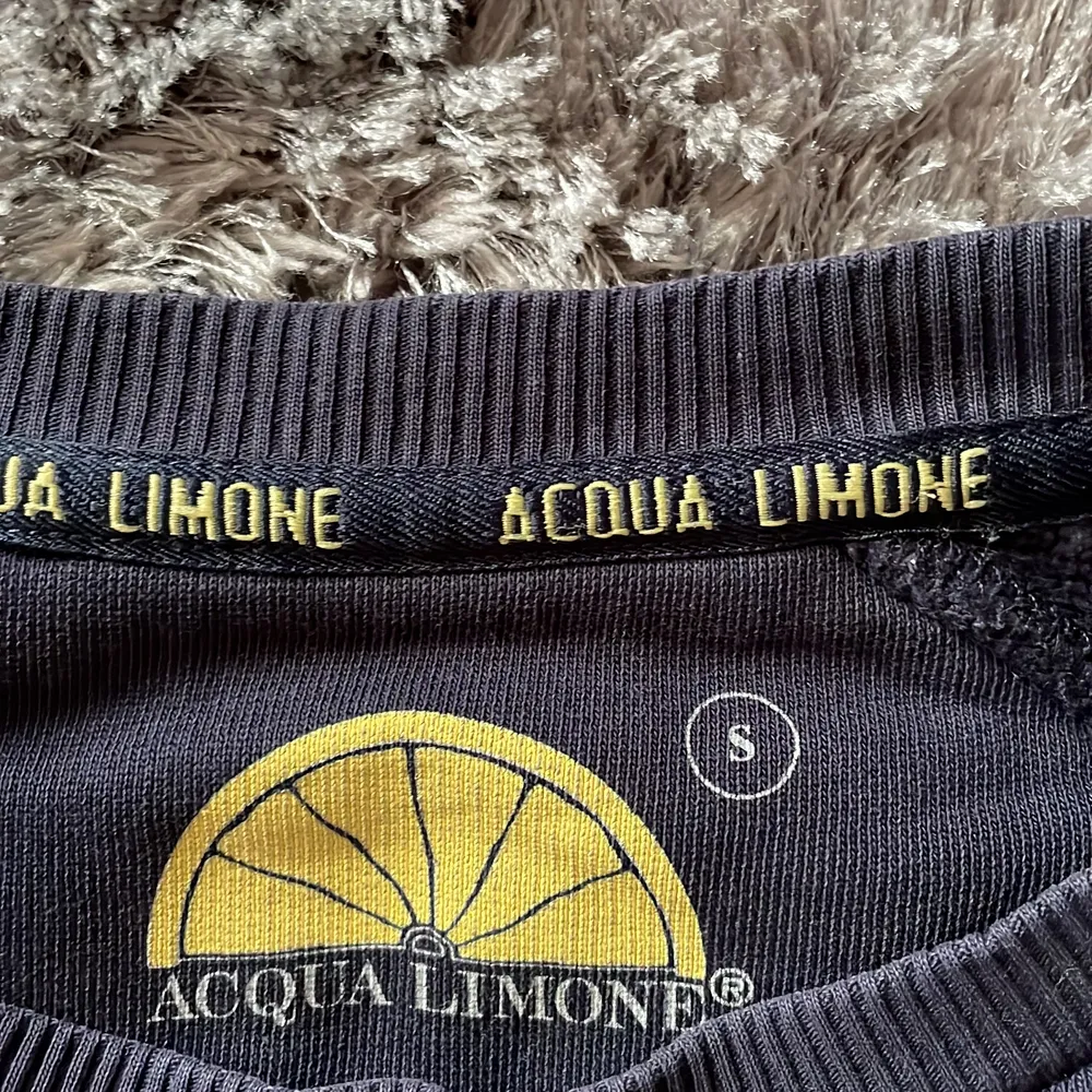 En mycket fin marinblå Acqua Limone sweatshirt i utmärkt skick. Betalning sker genom swish innan varan skickas. Köparen står för frakt(66kr spårbar). Tröjor & Koftor.