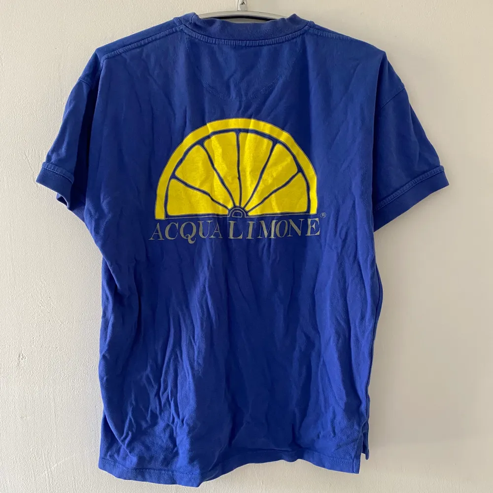 Blå t-shirt från Acqua Limone! 💙 Köparen står för frakten. 📦. T-shirts.
