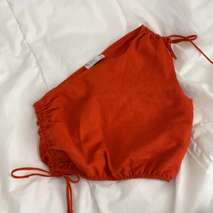 One shoulder topp strl xs - Säljer denna supersnygga oranga one shoulder toppen från bershka i strl xs. Superbra skick! Använd fåtal gånger. Säljer för 80kr + frakt⭐️🫶🏼🌺