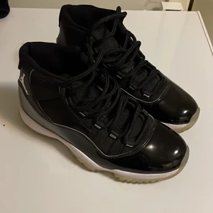 Jordan 11s  - Jordan 11s Retro Julibee 5th anniversary, knappt använda 5-7 gånger. Som splitter nya. Säljer dem för dem inte kommer till nån användning. Köpte dem för 3600. Skolådan ingår
