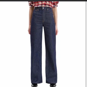 Levi’s jeans  - Säljer ett par snygga mörkblå Levi’s jeans i modellen Ribcage Wide Leg i storleken W24 L32. Jeansen inköpa på Lev’s egna butik i Stockholm och är i nyskick då de var tyvärr för små för mig.