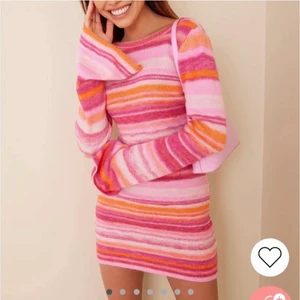 Nelly randig klänning - Strl S, endast intressekoll. Säljer för 750 + frakt 💘💘 helt slutsåld 