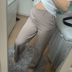 Kostymbyxor  - Beige jättesnygga kostymbyxor som endast är provade. Skriv för fler bilder❤️ nypris var 400kr. Byxorna är märket vila  