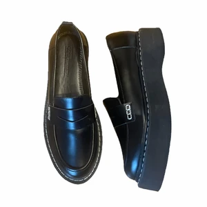 Loafers  - Svarta loafers, använda fåtal gånger. Säljer då de är lite små för mig. Skriv för fler bilder!!